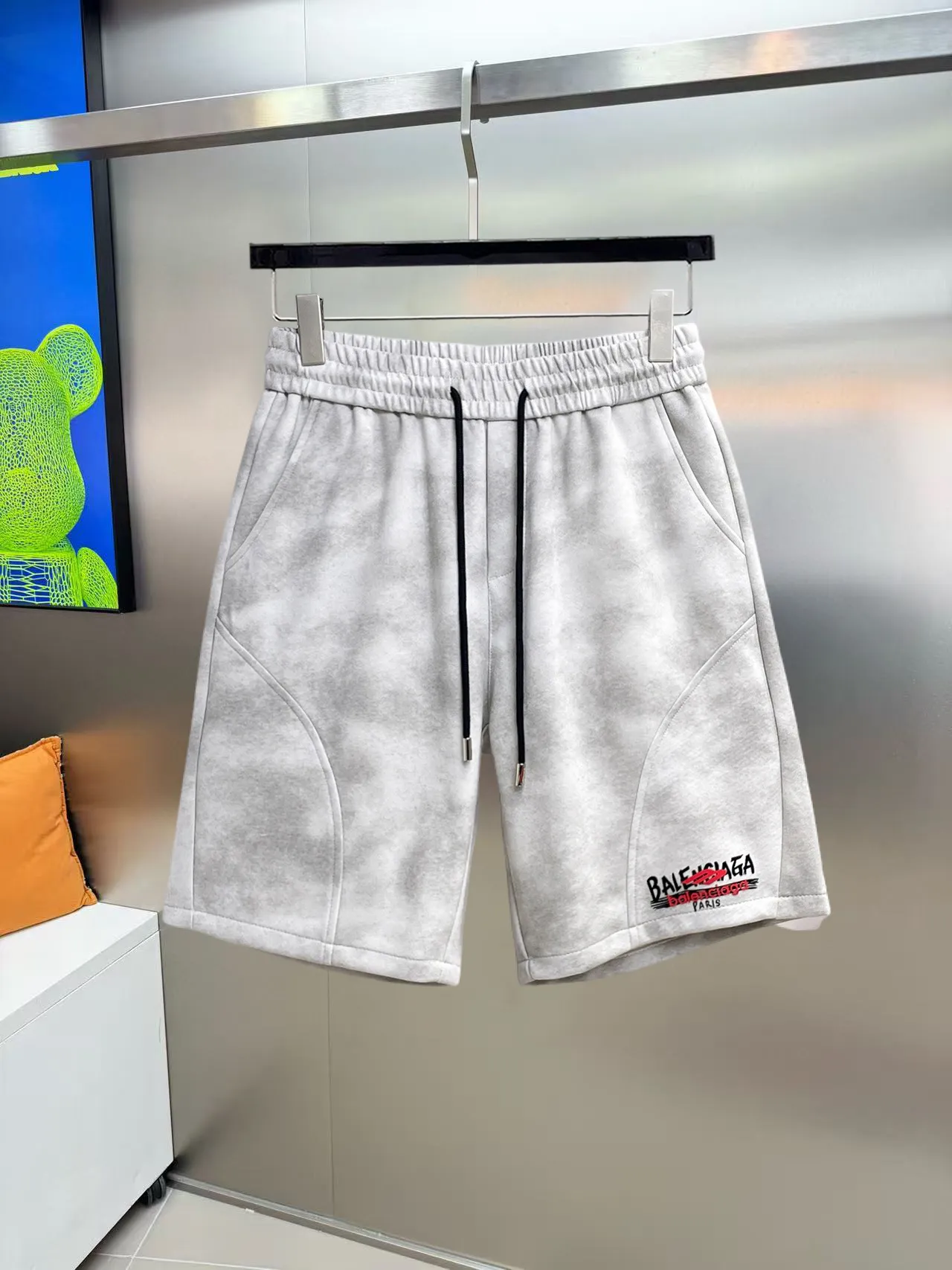 Balenciaga's three-standard complete 2026 summer New Arrival men's casual shorts, advanced custom-made Breathable fabric, Breathable fabric, extremely stretchy and comfortable, impeccable details, top-grade accessories, original logo design concept, delicate and soft feel! The upper body fit is awesome! Size: M-XXXL Please state your height and weight when ordering